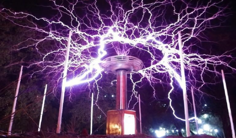 Strommasten ade – bald wird Elektrizität drahtlos mit einem Tesla-Strahl transportiert